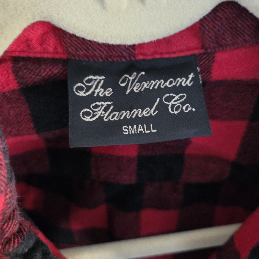 Men's Red and Black Buffalo Plaid Button Down Vermont Flannel Shirt Size Small - Picture 2 of 4